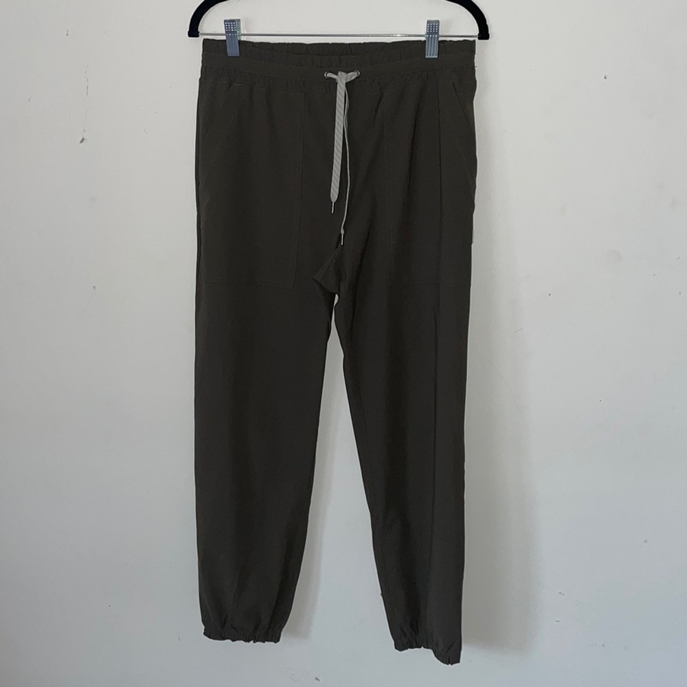 Vuori Miles Jogger - Medium Oregano